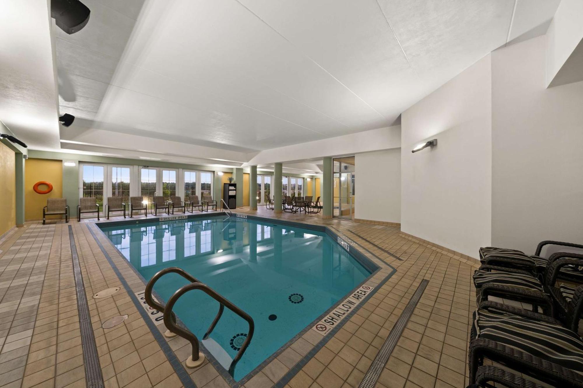 Best Western Plus Orangeville Inn & Suites Bagian luar foto